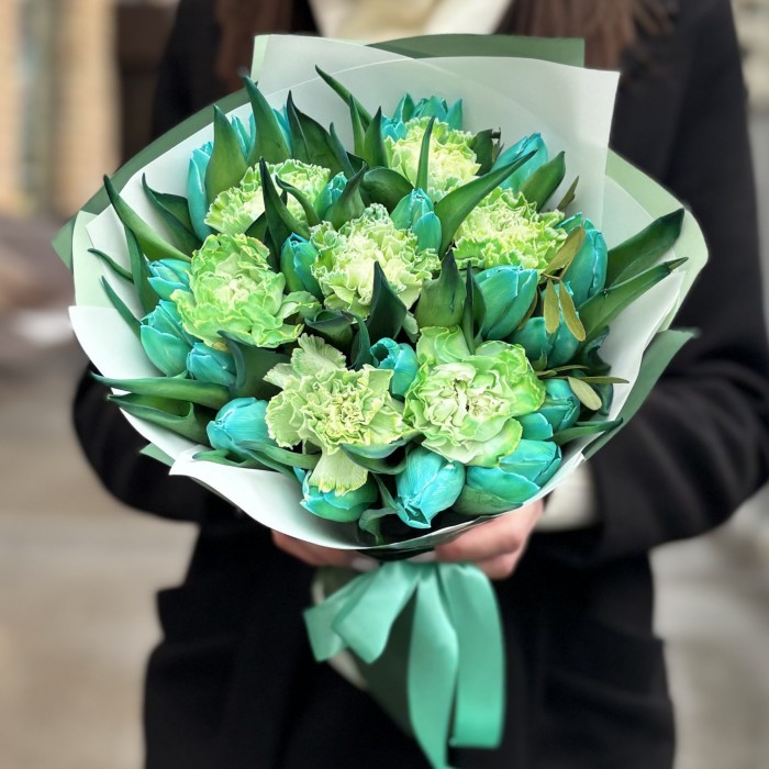 Изумрудный букет с тюльпанами и диантусами