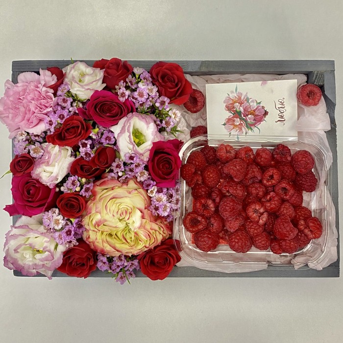 Цветы в коробке с малиной