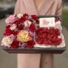 Цветы в коробке с малиной