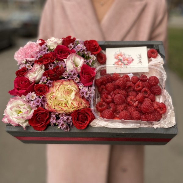 Цветы в коробке с малиной