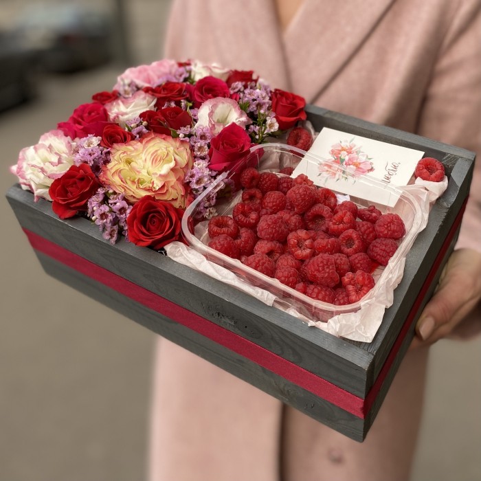Цветы в коробке с малиной