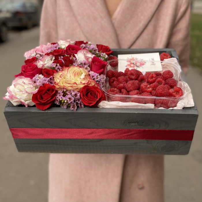 Цветы в коробке с малиной