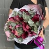 11 розовых калл с эвкалиптом