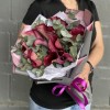 11 розовых калл с эвкалиптом