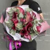 11 розовых калл с эвкалиптом