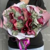 11 розовых калл с эвкалиптом