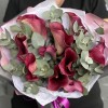 11 розовых калл с эвкалиптом