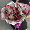 11 розовых калл с эвкалиптом