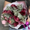 11 розовых калл с эвкалиптом