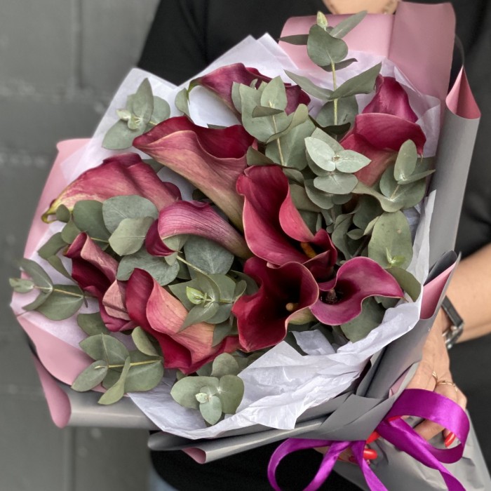 11 розовых калл с эвкалиптом