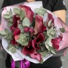 11 розовых калл с эвкалиптом