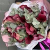 11 розовых калл с эвкалиптом