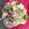 15 нежных калл с гипсофилой в коробке