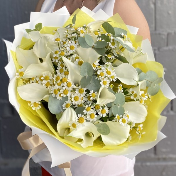 19 белых калл с ромашками