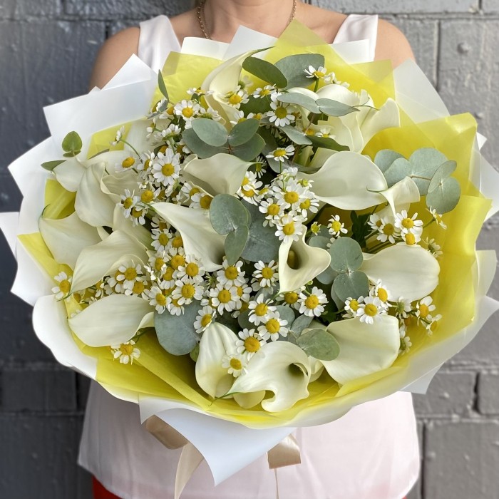 19 белых калл с ромашками