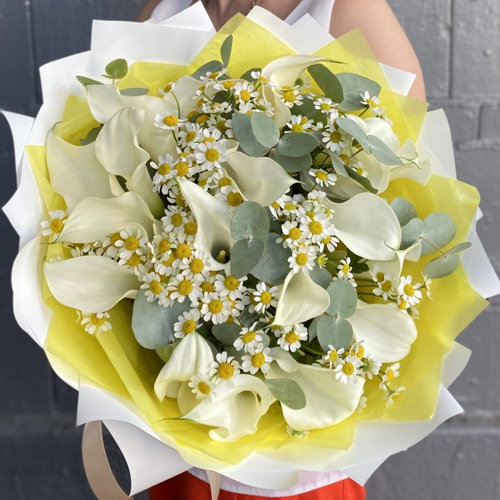19 белых калл с ромашками