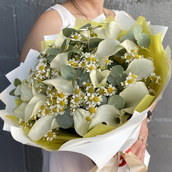 19 белых калл с ромашками