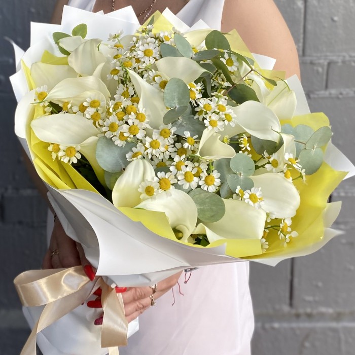 19 белых калл с ромашками