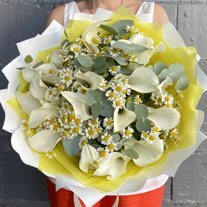 19 белых калл с ромашками