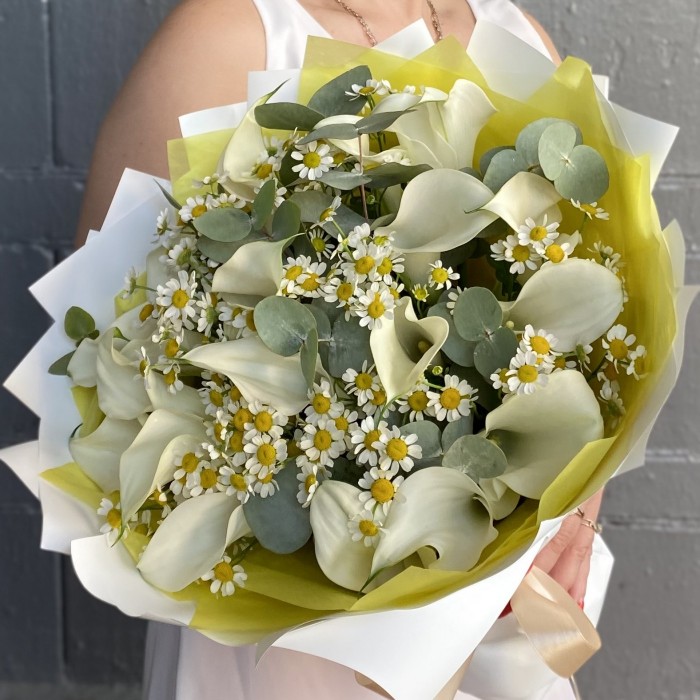 19 белых калл с ромашками