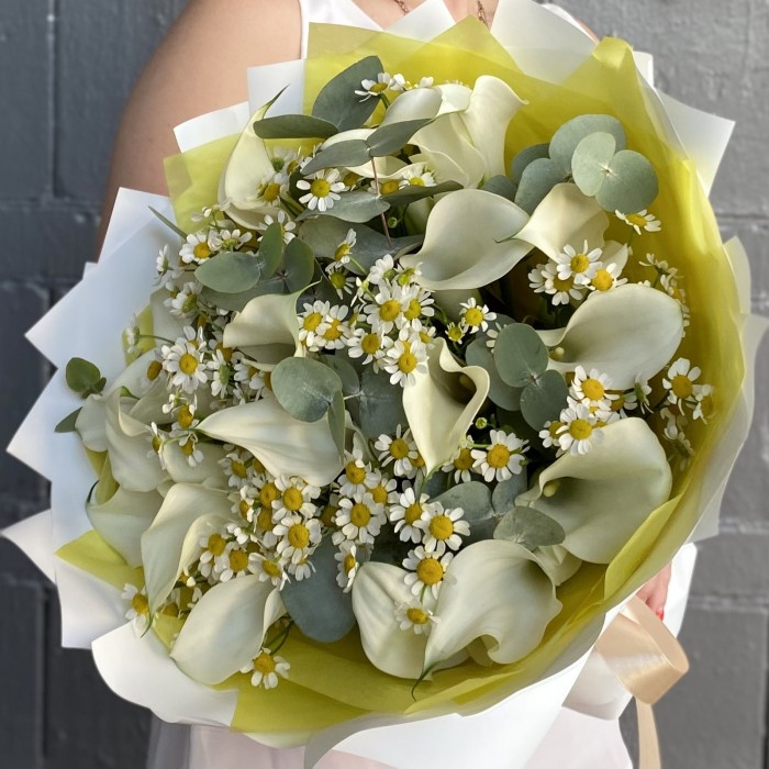 19 белых калл с ромашками