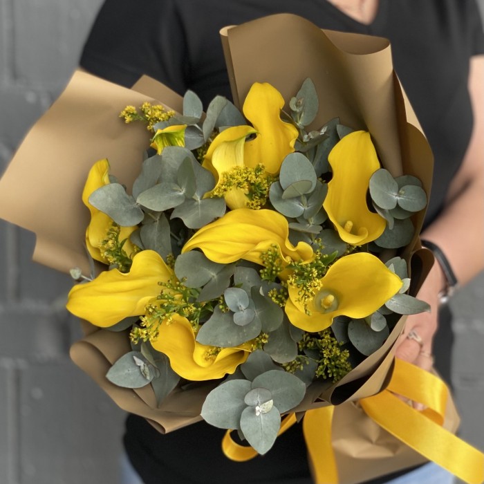 9 желтых калл с эвкалиптом