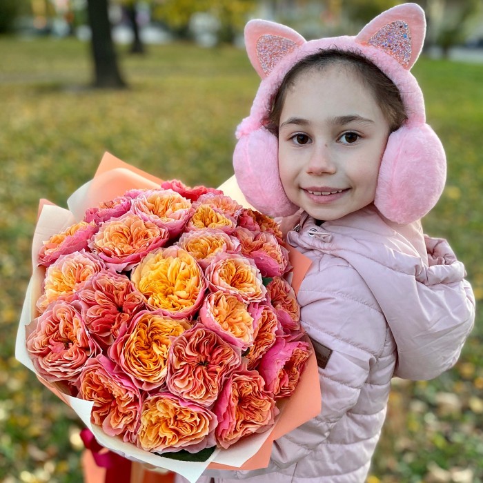 Ароматные пионовидные розы Кенсинг Гард