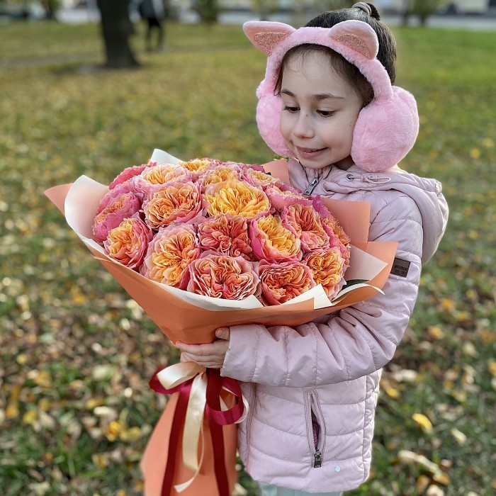 Ароматные пионовидные розы Кенсинг Гард