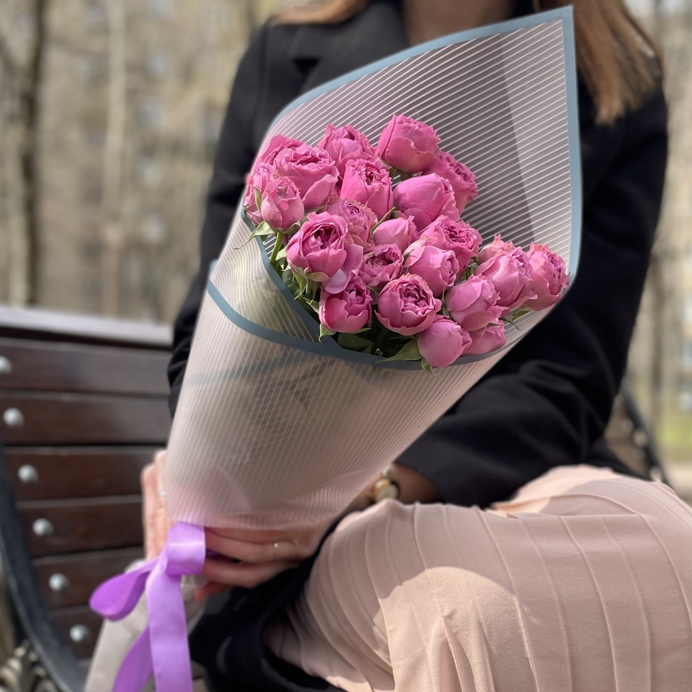 Эксклюзивный букет с малиновыми пионовидными розами с доставкой на Женский День Восьмого Марта