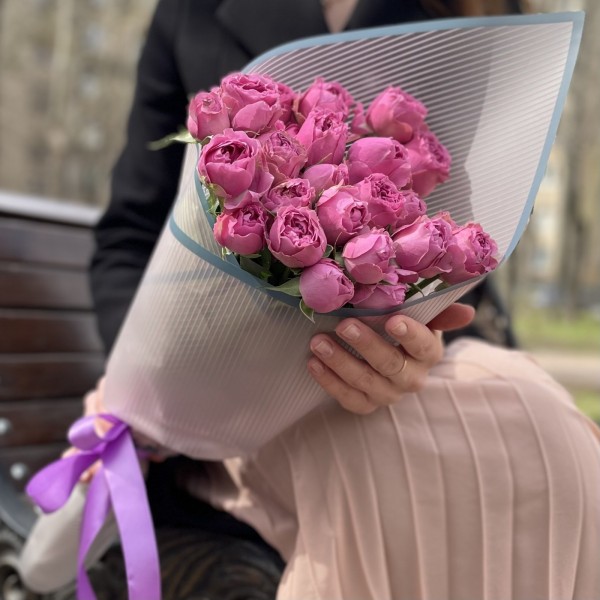 Комплимент из пионовидных роз Мисти Баблс