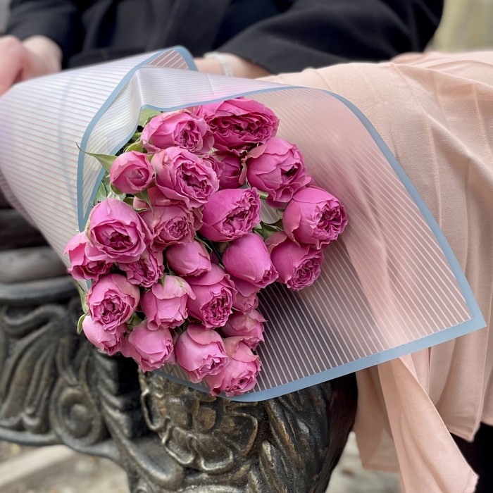 Комплимент из пионовидных роз Мисти Баблс