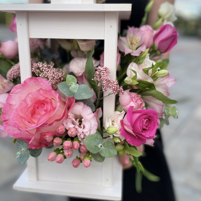 Композиция в фонаре Ягодный пломбир