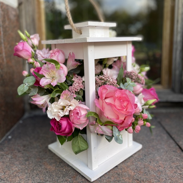 Композиция в фонаре Ягодный пломбир