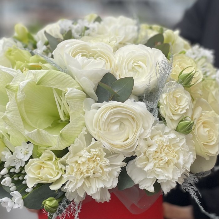 Авторская композиция Нежные чувства с белыми розами