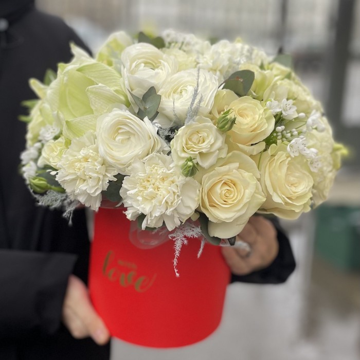 Авторская композиция Нежные чувства с белыми розами