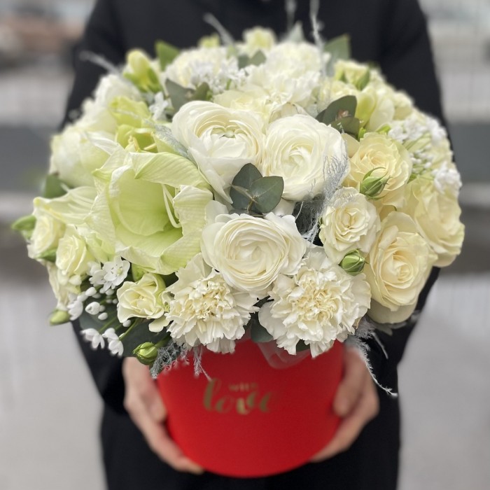 Авторская композиция Нежные чувства с белыми розами