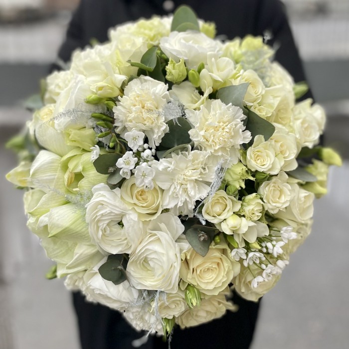 Авторская композиция Нежные чувства с белыми розами