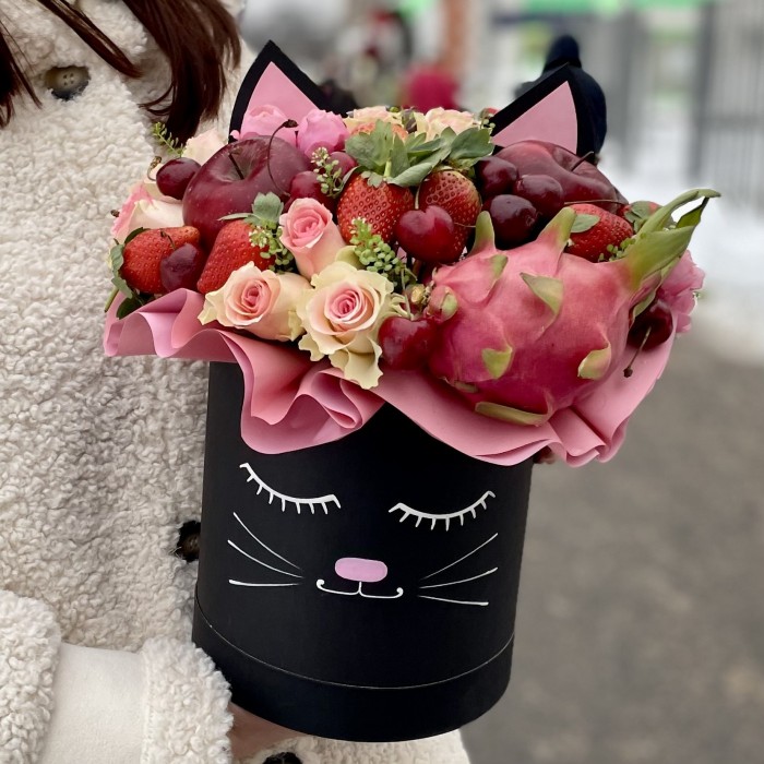 Авторская композиция Кошечка с фруктами и розами