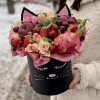Авторская композиция Кошечка с фруктами и розами