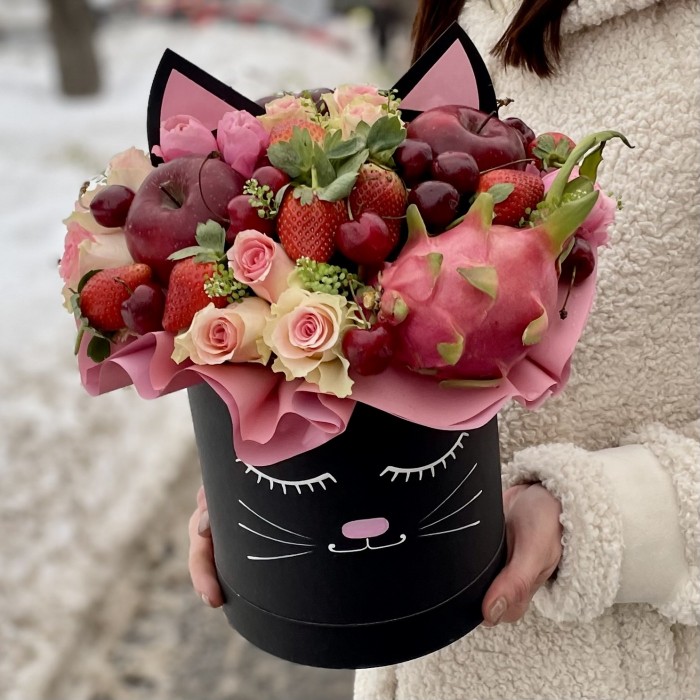 Авторская композиция Кошечка с фруктами и розами