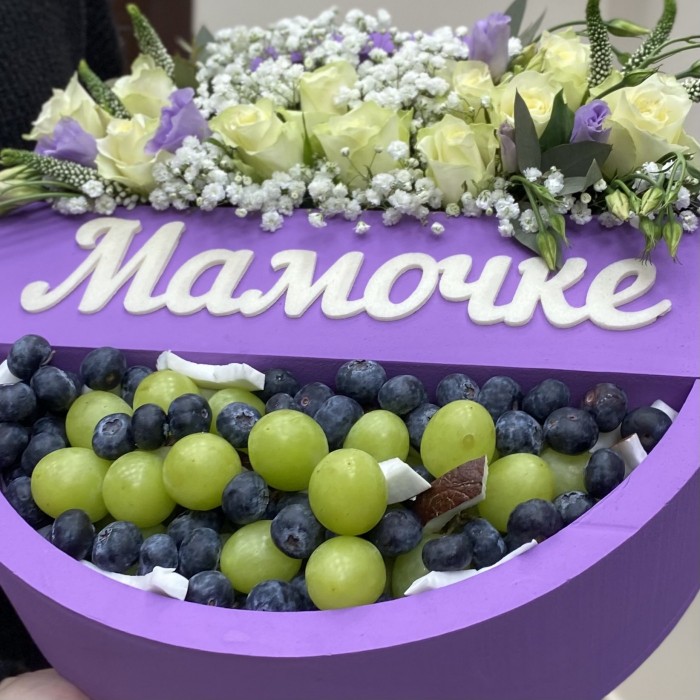 Композиция Мамочке с розами и фруктами