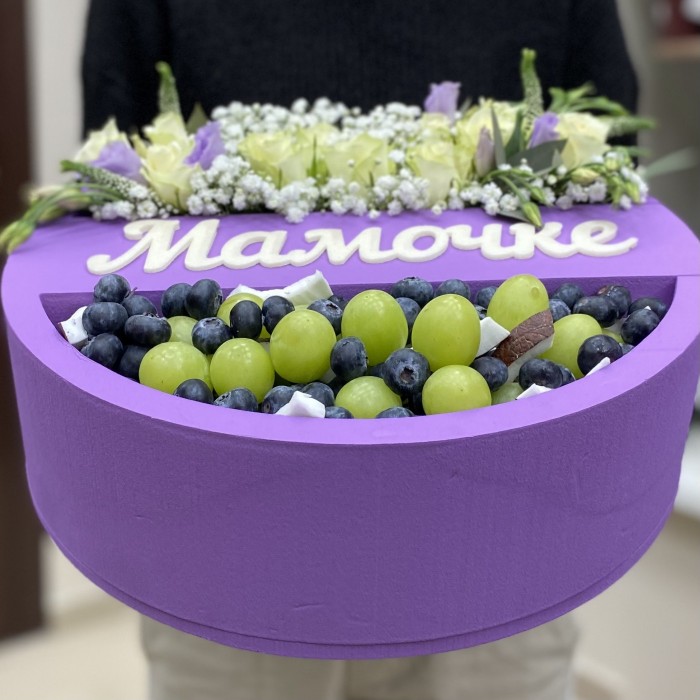 Композиция Мамочке с розами и фруктами