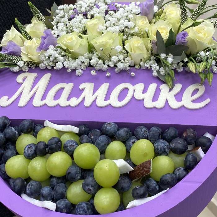 Композиция Мамочке с розами и фруктами