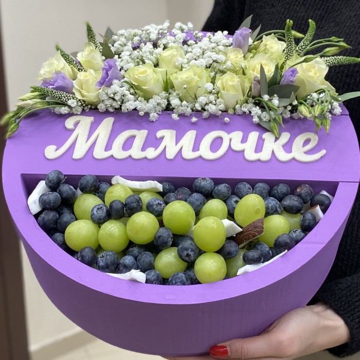 Композиция Мамочке с розами и фруктами