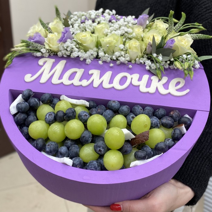 Композиция Мамочке с розами и фруктами