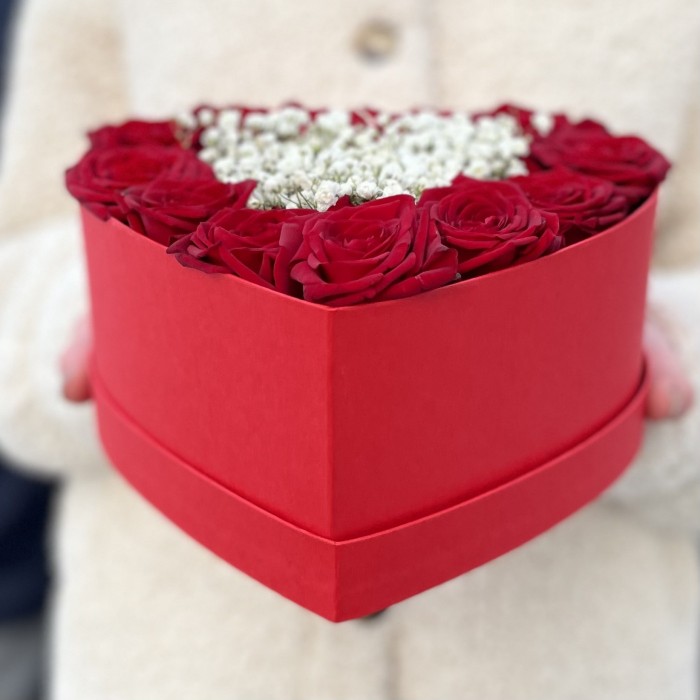 Коробка Сердце с красными розами и гипсофилой