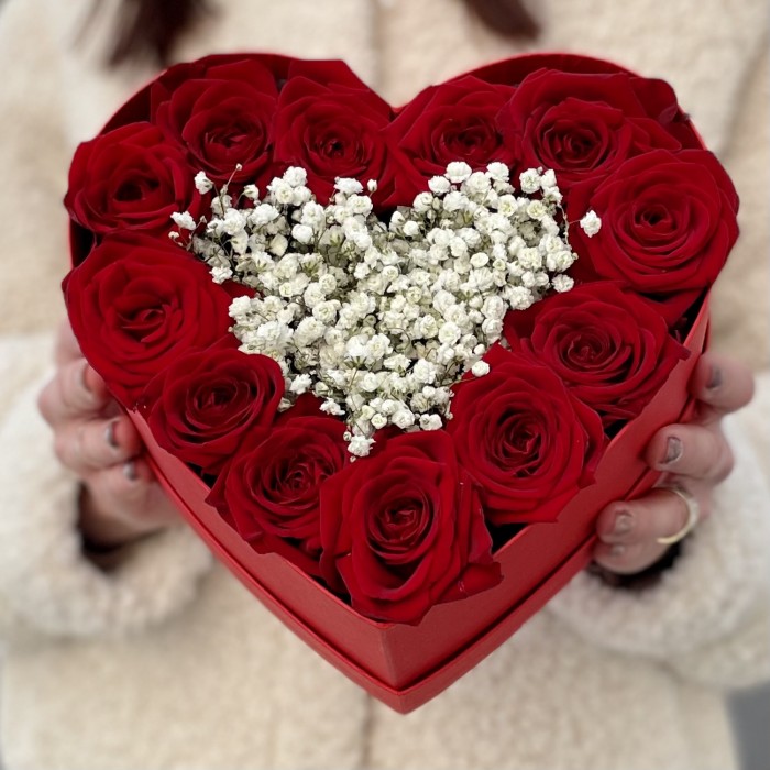 Коробка Сердце с красными розами и гипсофилой