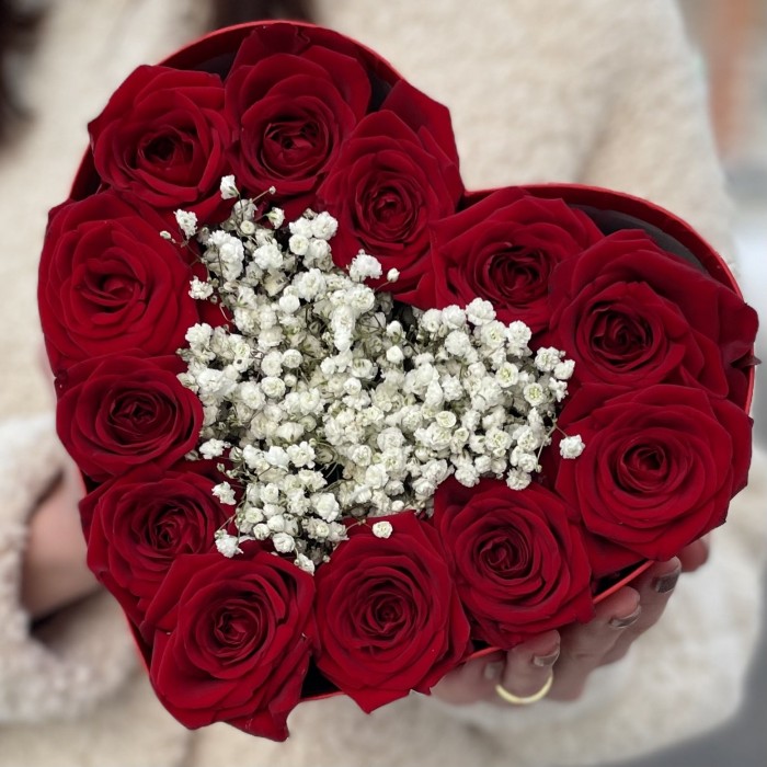 Коробка Сердце с красными розами и гипсофилой