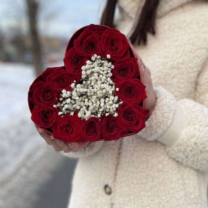 Коробка Сердце с красными розами и гипсофилой