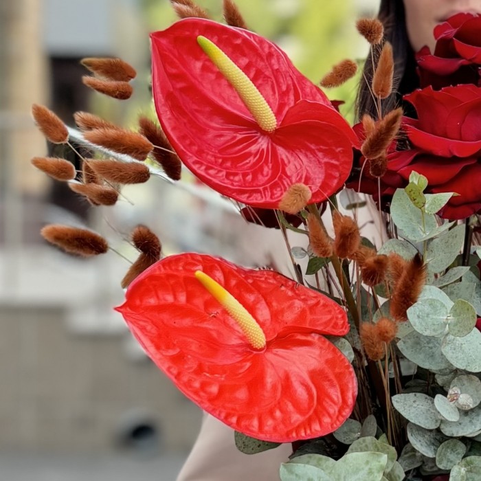 Композиция Для красной дорожки с антуриумом